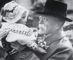 Eva Neugebauerová s&nbsp;TGM na poštovní známce (1937)