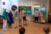 Studenti žďárského gymnázia zahráli divadlo dětem z MŠ a ZŠ